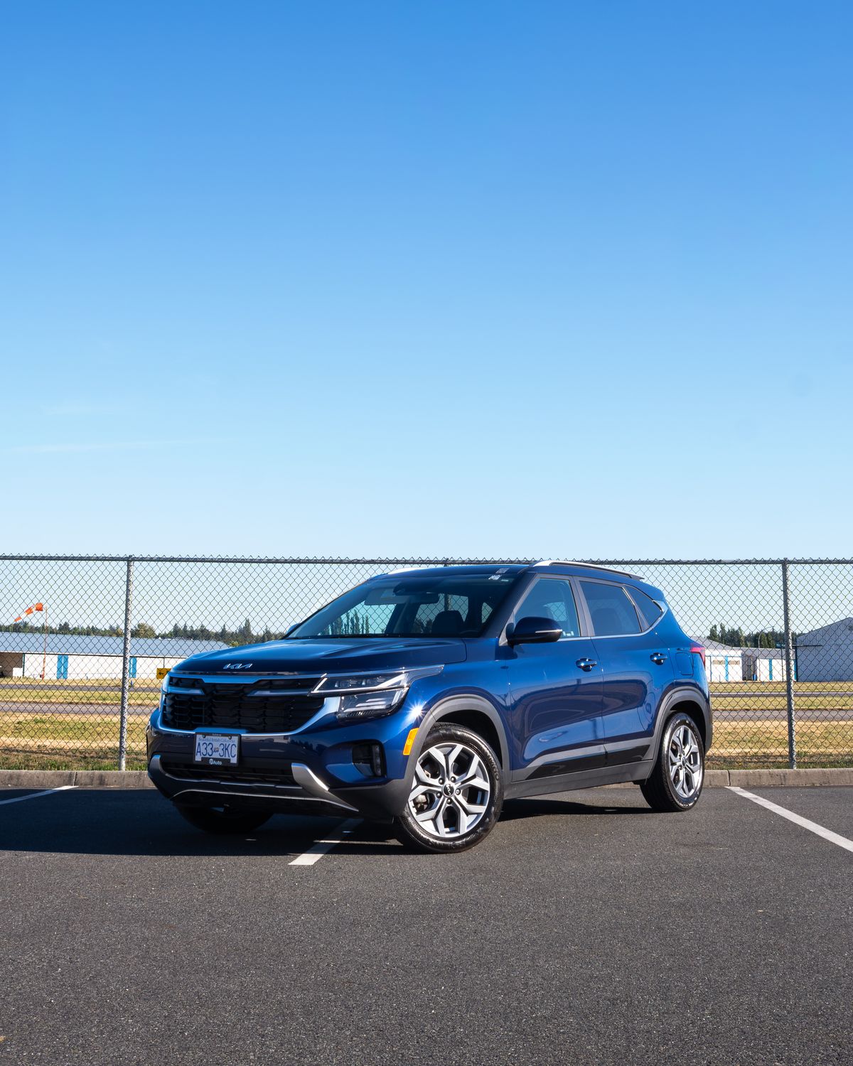 The Kia Seltos in blue, from the front three-quarter